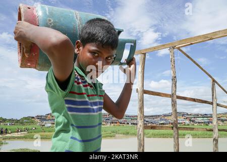 Les réfugiés de Rohingya vivent au camp de Moiner Ghona le 17 octobre 2017. Le camp de Moiner Ghona est un camp de réfugiés de Rohingya près de la frontière terrestre du Bangladesh et du Myanmar. De plus en plus, Rohingya continue de traverser la frontière bangladaise par terre et par mer, et près d'un million d'entre eux ont fui les persécutions du Myanmar jusqu'à présent. (Photo par Jade Sacker/NurPhoto) Banque D'Images