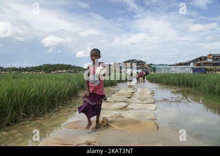 Les réfugiés de Rohingya vivent au camp de Moiner Ghona le 17 octobre 2017. Le camp de Moiner Ghona est un camp de réfugiés de Rohingya près de la frontière terrestre du Bangladesh et du Myanmar. De plus en plus, Rohingya continue de traverser la frontière bangladaise par terre et par mer, et près d'un million d'entre eux ont fui les persécutions du Myanmar jusqu'à présent. (Photo par Jade Sacker/NurPhoto) Banque D'Images