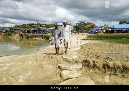 Les réfugiés de Rohingya vivent au camp de Moiner Ghona le 17 octobre 2017. Le camp de Moiner Ghona est un camp de réfugiés de Rohingya près de la frontière terrestre du Bangladesh et du Myanmar. De plus en plus, Rohingya continue de traverser la frontière bangladaise par terre et par mer, et près d'un million d'entre eux ont fui les persécutions du Myanmar jusqu'à présent. (Photo par Jade Sacker/NurPhoto) Banque D'Images