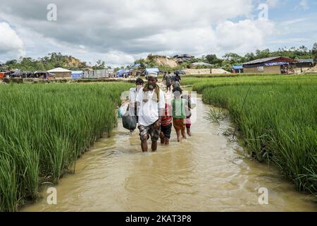 Les réfugiés de Rohingya vivent au camp de Moiner Ghona le 17 octobre 2017. Le camp de Moiner Ghona est un camp de réfugiés de Rohingya près de la frontière terrestre du Bangladesh et du Myanmar. De plus en plus, Rohingya continue de traverser la frontière bangladaise par terre et par mer, et près d'un million d'entre eux ont fui les persécutions du Myanmar jusqu'à présent. (Photo par Jade Sacker/NurPhoto) Banque D'Images