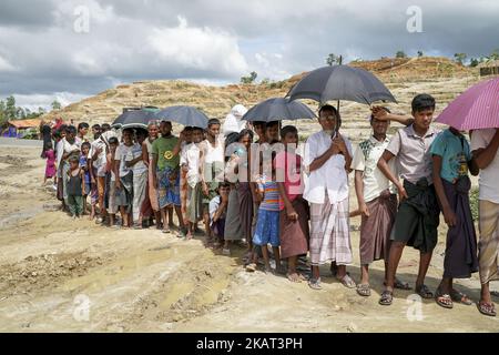 Les réfugiés de Rohingya vivent au camp de Moiner Ghona le 17 octobre 2017. Le camp de Moiner Ghona est un camp de réfugiés de Rohingya près de la frontière terrestre du Bangladesh et du Myanmar. De plus en plus, Rohingya continue de traverser la frontière bangladaise par terre et par mer, et près d'un million d'entre eux ont fui les persécutions du Myanmar jusqu'à présent. (Photo par Jade Sacker/NurPhoto) Banque D'Images