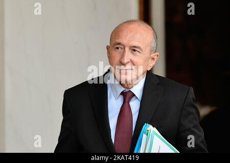 Le ministre français de l'intérieur, Gérard Collomb, quitte le palais présidentiel de l'Elysée après la réunion hebdomadaire du cabinet à Paris, en France, sur 25 octobre 2017. (Photo de Julien Mattia/NurPhoto) Banque D'Images