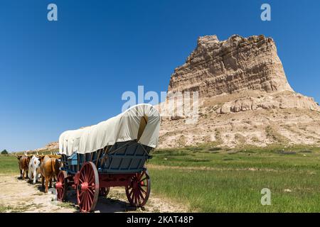 Chariot couvert devant le monument national Scotts Bluff, Gering, Nebraska, États-Unis Banque D'Images