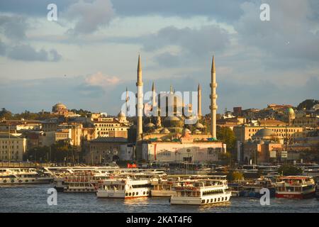 Une vue générale de la Yeni Cami, c'est-à-dire la Nouvelle Mosquée, et du musée Sainte-Sophie, une ancienne basilique chrétienne orthodoxe grecque patriarcale vue au coucher du soleil. Le mardi 17 octobre 2017, à Istanbul, Turquie. (Photo par Artur Widak/NurPhoto) Banque D'Images