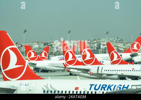 Une flotte de Turkish Airlines à l'aéroport Atatürk d'Istanbul. Le dimanche 8 octobre 2017, à Istanbul, Turquie. (Photo par Artur Widak/NurPhoto) Banque D'Images