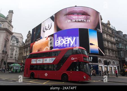 Les animations sont visibles après le compte à rebours, car les lumières de Piccadilly Circus sont rallutées après neuf mois de rénovation sur 26 octobre 2017 à Londres, en Angleterre. Les nouveaux panneaux publicitaires de Piccadilly Circus remplacent un patchwork d'écrans par un seul écran numérique à 4K LED, le plus grand du genre en Europe. (Photo par Alberto Pezzali/NurPhoto) Banque D'Images