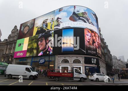 Les animations sont visibles après le compte à rebours, car les lumières de Piccadilly Circus sont rallutées après neuf mois de rénovation sur 26 octobre 2017 à Londres, en Angleterre. Les nouveaux panneaux publicitaires de Piccadilly Circus remplacent un patchwork d'écrans par un seul écran numérique à 4K LED, le plus grand du genre en Europe. (Photo par Alberto Pezzali/NurPhoto) Banque D'Images