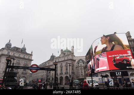 Les animations sont visibles après le compte à rebours, car les lumières de Piccadilly Circus sont rallutées après neuf mois de rénovation sur 26 octobre 2017 à Londres, en Angleterre. Les nouveaux panneaux publicitaires de Piccadilly Circus remplacent un patchwork d'écrans par un seul écran numérique à 4K LED, le plus grand du genre en Europe. (Photo par Alberto Pezzali/NurPhoto) Banque D'Images