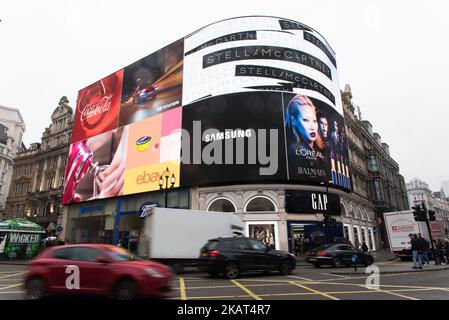 Les animations sont visibles après le compte à rebours, car les lumières de Piccadilly Circus sont rallutées après neuf mois de rénovation sur 26 octobre 2017 à Londres, en Angleterre. Les nouveaux panneaux publicitaires de Piccadilly Circus remplacent un patchwork d'écrans par un seul écran numérique à 4K LED, le plus grand du genre en Europe. (Photo par Alberto Pezzali/NurPhoto) Banque D'Images