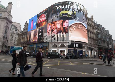 Les animations sont visibles après le compte à rebours, car les lumières de Piccadilly Circus sont rallutées après neuf mois de rénovation sur 26 octobre 2017 à Londres, en Angleterre. Les nouveaux panneaux publicitaires de Piccadilly Circus remplacent un patchwork d'écrans par un seul écran numérique à 4K LED, le plus grand du genre en Europe. (Photo par Alberto Pezzali/NurPhoto) Banque D'Images