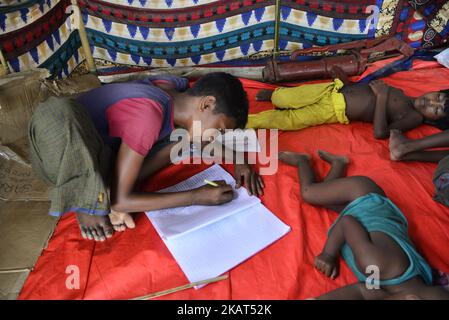 Les réfugiés Rohingya marchent au camp de fortune Thengkhali à Cox's Bazar, au Bangladesh, sur 06 octobre 2017. Plus de 600 000 Rohingya sont arrivés au Bangladesh depuis que la répression militaire au Myanmar voisin en août a déclenché un exode, mettant gravement à rude épreuve les ressources dans le pays appauvri. (Photo par Mamunur Rashid/NurPhoto) Banque D'Images