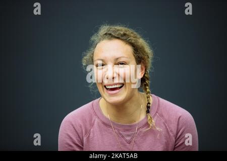 Champion du monde de ski alpin en 2017, l'athlète slovène Ilka Stuhec donne une conférence de presse après avoir subi une chirurgie du genou à l'hôpital universitaire de Bâle sur 27 octobre 2017. Ilka Stuhec, championne du monde de descente, semble manquer les Jeux olympiques d'hiver de février après avoir déchiré les ligaments du genou en pratique dimanche, a révélé son agent. La saison dernière, l'homme de 26 ans a remporté le monde de cristal à la coupe du monde de descente et l'argent au Super-G aux championnats du monde ainsi que son titre mondial en descente. (Photo de Damjan Zibert/NurPhoto) Banque D'Images