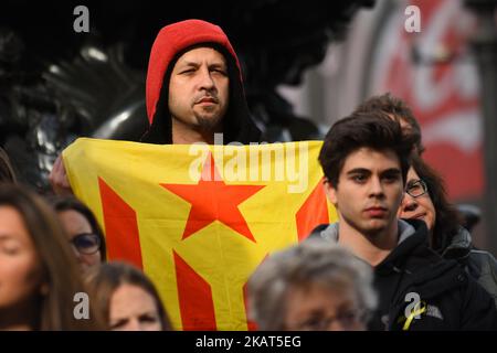 Les pro-catalans se sont rassemblés à Piccadilly Circus pour célébrer l'indépendance de la Catalogne par le Parlement catalan de l'Espagne, Londres sur 28 octobre 2017. Le Premier ministre espagnol, Mariano Rajoy, a dissous le Parlement catalan et a appelé à des élections après que la région ait finalement déclaré son indépendance. Rajoy a invoqué les mesures d'urgence en réponse au vote des députés catalans pour se séparer de l'État espagnol. (Photo par Alberto Pezzali/NurPhoto) Banque D'Images