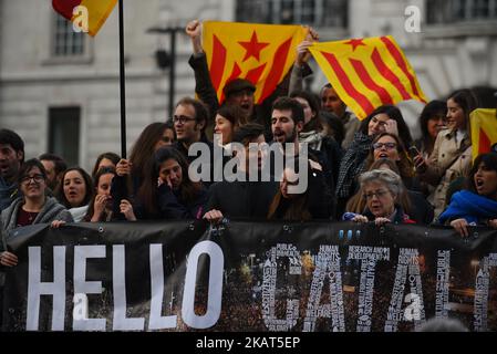 Les pro-catalans se sont rassemblés à Piccadilly Circus pour célébrer l'indépendance de la Catalogne par le Parlement catalan de l'Espagne, Londres sur 28 octobre 2017. Le Premier ministre espagnol, Mariano Rajoy, a dissous le Parlement catalan et a appelé à des élections après que la région ait finalement déclaré son indépendance. Rajoy a invoqué les mesures d'urgence en réponse au vote des députés catalans pour se séparer de l'État espagnol. (Photo par Alberto Pezzali/NurPhoto) Banque D'Images