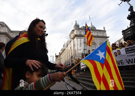Les pro-catalans se sont rassemblés à Piccadilly Circus pour célébrer l'indépendance de la Catalogne par le Parlement catalan de l'Espagne, Londres sur 28 octobre 2017. Le Premier ministre espagnol, Mariano Rajoy, a dissous le Parlement catalan et a appelé à des élections après que la région ait finalement déclaré son indépendance. Rajoy a invoqué les mesures d'urgence en réponse au vote des députés catalans pour se séparer de l'État espagnol. (Photo par Alberto Pezzali/NurPhoto) Banque D'Images