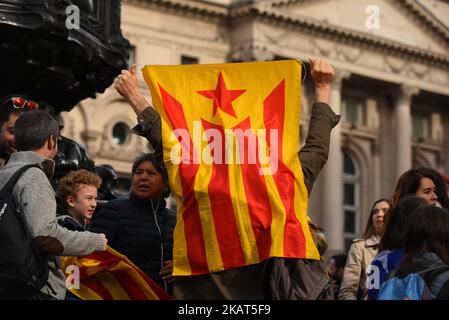 Les pro-catalans se sont rassemblés à Piccadilly Circus pour célébrer l'indépendance de la Catalogne par le Parlement catalan de l'Espagne, Londres sur 28 octobre 2017. Le Premier ministre espagnol, Mariano Rajoy, a dissous le Parlement catalan et a appelé à des élections après que la région ait finalement déclaré son indépendance. Rajoy a invoqué les mesures d'urgence en réponse au vote des députés catalans pour se séparer de l'État espagnol. (Photo par Alberto Pezzali/NurPhoto) Banque D'Images