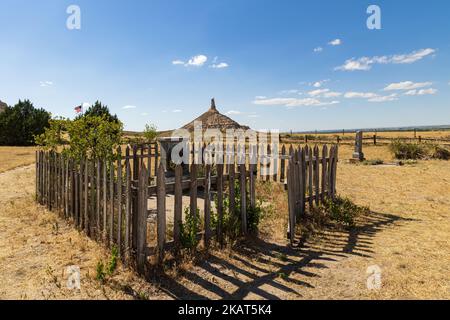 Cimetière d'émigrant devant Chimney Rock, une formation de roche importante le long de l'Oregon Trail, Bayard, Nebraska, États-Unis Banque D'Images