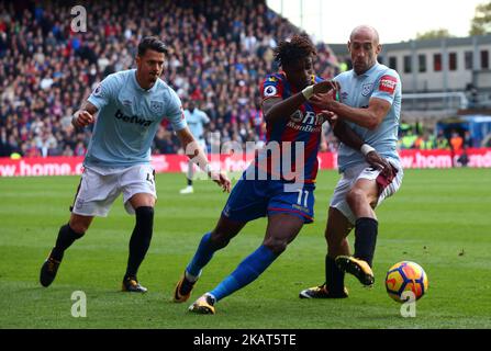 Wilfried Zaha du Crystal Palace détient Pablo Zabaleta de West Ham United lors du match de la Premier League entre Crystal Palace et West Ham United au Selhurst Park Stadium, Londres, Angleterre, le 29 octobre 2017. (Photo de Kieran Galvin/NurPhoto) Banque D'Images