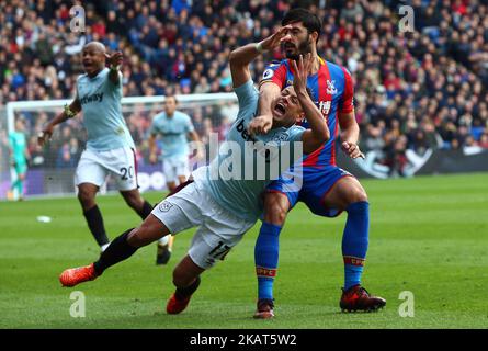 L-R West Ham United's Chicharito et James Tomkins de Crystal Palace lors du match de la Premier League entre Crystal Palace et West Ham United au Selhurst Park Stadium, Londres, Angleterre, le 29 octobre 2017. (Photo de Kieran Galvin/NurPhoto) Banque D'Images