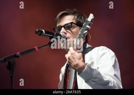 Le groupe de rock américain Weezer se fait en direct à Arena Wembley, Londres, sur 28 octobre 2017. Weezer est un groupe de rock américain formé à Los Angeles, en Californie, composé de Rivers Cuomo (voix de chef, guitare), Patrick Wilson (batterie), Brian Bell (guitare, voix de soutien, Claviers) et Scott Shriner (guitare basse, voix de soutien). (Photo par Alberto Pezzali/NurPhoto) Banque D'Images