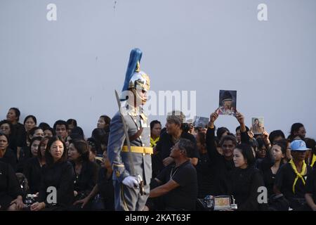 Un pleureur thaïlandais tient un portrait du regretté Roi thaïlandais Bhumibol Adulyadej dans la région du Grand Palais à Bangkok, Thaïlande, 29 octobre 2017. (Photo par Anusak Laowilas/NurPhoto) Banque D'Images