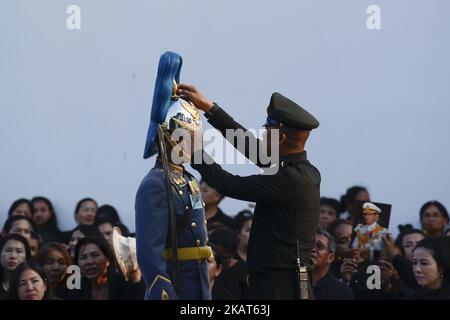 Un officier de l'armée thaïlandaise ajuste la tête d'un officier de suivi dans la région du Grand Palais à Bangkok, Thaïlande, 29 octobre 2017. (Photo par Anusak Laowilas/NurPhoto) Banque D'Images