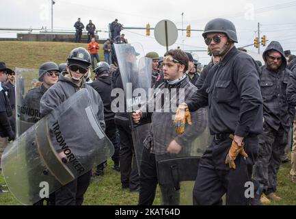 (171027) -- Shelbyville, 27 octobre 2017 -- les membres du Parti des travailleurs traditionalistes se réunissent à l'extérieur d'un rassemblement de White Lives Matter à Shelbyville, Tennessee, États-Unis, sur 27 octobre 2017. (Photo par Emily Molli/NurPhoto) Banque D'Images