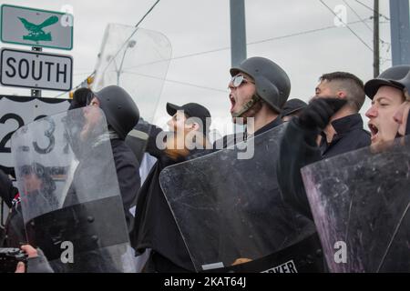 (171027) -- Shelbyville, 27 octobre 2017 -- les membres du Parti des travailleurs traditionalistes chantent lors d'un rassemblement de White Lives Matter à Shelbyville, Tennessee, États-Unis, sur 27 octobre 2017. (Photo par Emily Molli/NurPhoto) Banque D'Images