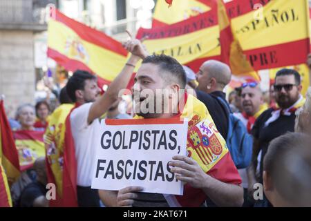 Des milliers de supporters espagnols se sont rassemblés dans le centre-ville de Barcelone pour montrer la dissidence contre la séparation de l'Espagne lors d'une manifestation pro-unité à Barcelone sur 29 octobre 2017. Des manifestants pro-unité devaient se réunir à Barcelone, la capitale de la Catalogne, deux jours après que les législateurs aient voté pour séparer la région riche de l'Espagne, plongeant le pays dans une crise politique sans précédent. (Photo de Mauro Ujetto/NurPhoto) Banque D'Images