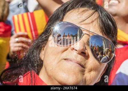 Des milliers de supporters espagnols se sont rassemblés dans le centre-ville de Barcelone pour montrer la dissidence contre la séparation de l'Espagne lors d'une manifestation pro-unité à Barcelone sur 29 octobre 2017. Des manifestants pro-unité devaient se réunir à Barcelone, la capitale de la Catalogne, deux jours après que les législateurs aient voté pour séparer la région riche de l'Espagne, plongeant le pays dans une crise politique sans précédent. (Photo de Mauro Ujetto/NurPhoto) Banque D'Images