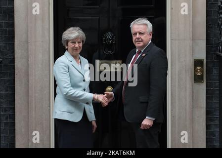 La première ministre britannique Theresa May (L) tremble la main avec le premier ministre du pays de Galles, Carwyn Howell Jones, à son arrivée au 10 Downing Street, dans le centre de Londres, au Royaume-Uni, sur 30 octobre 2017. (Photo par Alberto Pezzali/NurPhoto) Banque D'Images