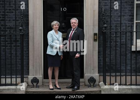 La première ministre britannique Theresa May (L) tremble la main avec le premier ministre du pays de Galles, Carwyn Howell Jones, à son arrivée au 10 Downing Street, dans le centre de Londres, au Royaume-Uni, sur 30 octobre 2017. (Photo par Alberto Pezzali/NurPhoto) Banque D'Images