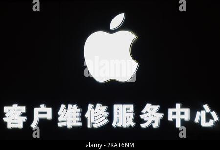 Logo Apple vu dans la ville de Shanghai le lundi 30 octobre 2017, à Shanghai, en Chine. (Photo par Artur Widak/NurPhoto) Banque D'Images