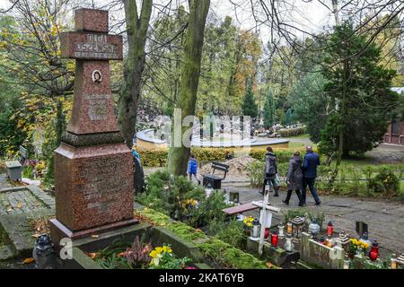 Une vue générale du cimetière de garnison à Gdansk, en Pologne, est vue le 1 novembre 2017 les gens célèbrent la Toussaint (Wszystkich Swietych), respectent les membres morts de la famille, jettent des fleurs et allument des bougies sur leurs tombes. La Toussaint le 1 novembre et la Toussaint le 2 novembre sont les jours où des millions de Polonais visitent les tombes de leurs proches, se déplaçant souvent sur des centaines de kilomètres jusqu'à leur ville natale (photo de Michal Fludra/NurPhoto) Banque D'Images