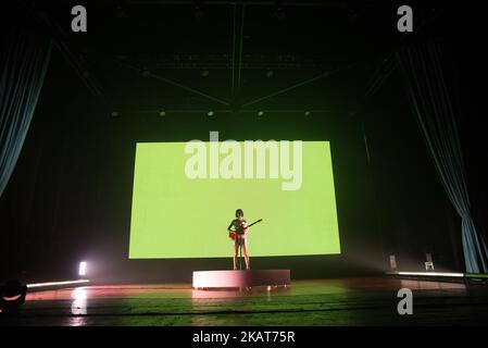 Le musicien américain St. Vincent joue en direct au O2 Academy Brixton, Londres on 17 octobre 2017. Anne Erin 'Annie' Clark (née 28 septembre 1982),[5][6] mieux connue par son nom de scène Saint Vincent, est une musicienne américaine, chanteuse-compositrice et multi-instrumentaliste. (Photo par Alberto Pezzali/NurPhoto) Banque D'Images