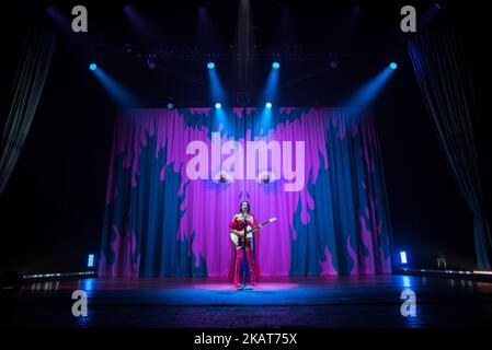 Le musicien américain St. Vincent joue en direct au O2 Academy Brixton, Londres on 17 octobre 2017. Anne Erin 'Annie' Clark (née 28 septembre 1982),[5][6] mieux connue par son nom de scène Saint Vincent, est une musicienne américaine, chanteuse-compositrice et multi-instrumentaliste. (Photo par Alberto Pezzali/NurPhoto) Banque D'Images