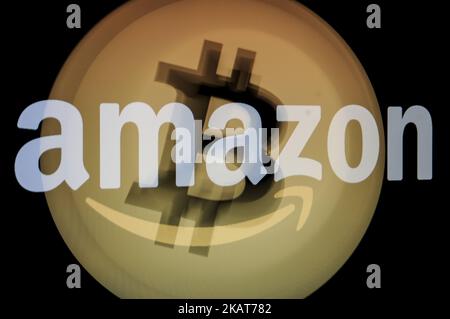 Les logos Amzon et Bitcoin sont visibles sur un écran d'ordinateur dans cette illustration sur 1 novembre 2017. Une pétition en ligne devant être remise au PDG Jeff Bezos demande à la société de commencer à accepter les crypto-monnaies Bitcoin (BTC) et Litecoin (LTC). (Photo de Jaap Arriens/NurPhoto) Banque D'Images