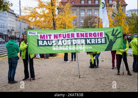 22.10.2022, Berlin, Allemagne, Europe - les membres de l'alliance environnementale BUND affichent une bannière avec le lettrage "avec la nouvelle énergie hors de la crise". Banque D'Images