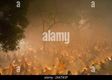 Des milliers de dévotés hindous s'assoient avec Prodip et prient Dieu devant le temple de l'ashram Shri Shri Lokanath Brahmachari pendant le festival religieux Kartik Brati, également connu sous le nom de Rakher Upobash à Dhaka, au Bangladesh, sur 04 novembre 2017. Chaque année, des milliers de fidèles hindous se rassemblent devant le temple Ashram Shri Shri Lokenath Brahmachari pour le festival religieux Kartik Brati ou Rakher Upobash à Barodi, près de Dhaka, au Bangladesh. Les dévotés s'assoient devant la lumière des bougies (appelée localement Prodip). Lokenath Brahmachari, qui s'appelle Baba Lokenath, était un saint hindou et philosophe datant de 18th ans à Beng Banque D'Images