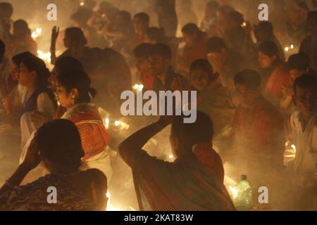 Les dévotés hindous célèbrent Rakher Upobash, une occasion de religion hindoue au temple de Lokenath Brahmachari à Narayangonj près de Dhaka, au Bangladesh, sur 4 novembre 2017. (Photo de Rehman Asad/NurPhoto) Banque D'Images