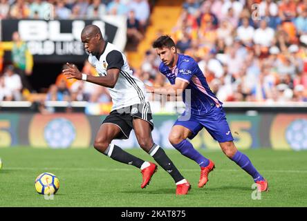 Geoffrey Kondogbia de Valencia CF et Gabriel pires du Club Deportivo Leganes en action pendant le match de la Liga entre Valencia CF et Club Deportivo Leganes à Estadio Mestalla, le 4 novembre 2017 à Valence, Espagne. (Photo de Maria Jose Segovia/NurPhoto) Banque D'Images