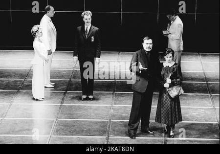 l-r: Elaine Paige (Florence Vassy), Kevin Colson (Walter de Courcey), Tom Jobe (l'arbitre), John Turner (Alexander Molokov), Siobhan McCarthy (Svetlana Sergievsky), (arrière droit) Murray Head (Frederick Trumper) in CHESS au Prince Edward Theatre, Londres W1 14/05/1986 musique: Bjorn & Andervenny: Bjorn Ulvaeus & Tim Rice livre: Tim Rice set design: Robin Wagner costumes: Theoni V Aldredge éclairage: David Hersey chorégraphe: Molly Molloy réalisateur: Trevor Nunn Banque D'Images