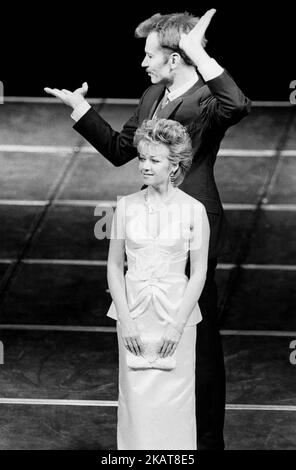 Elaine Paige (Florence Vassy), Tom Jobe (l'arbitre) en ÉCHECS au Prince Edward Theatre, Londres W1 14/05/1986 musique: Benny Andersson & Bjorn Ulvaeus paroles: Bjorn Ulvaeus & Tim Rice livre: Tim Rice Set design: Robin Wagner costumes: Theoni V Aldrevor éclairage: David Hersey chorégraphe: Molly Molloy réalisateur: Nundge Tren Banque D'Images