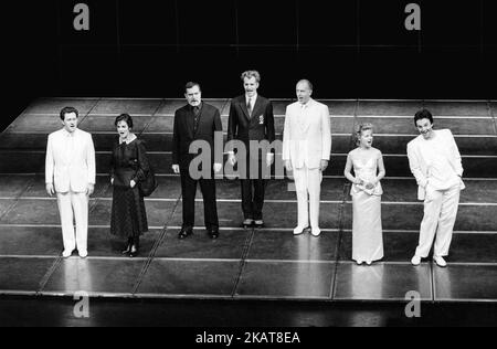 l-r: Tommy Korberg (Anatoly Sergievsky), Siobhan McCarthy (Svetlana Sergievsky), John Turner (Alexander Molokov), Tom Jobe (l'arbitre), Kevin Colson (Walter de Courcey), Elaine Paige (Florence Vassy), Murray Head (Frederick Trumper) dans LES ÉCHECS au Prince Edward Edward Theatre, Bjorn Andersson, Londres W1 14/05/1986 paroles: Bjorn Ulvaeus & Tim Rice livre: Tim Rice set design: Robin Wagner costumes: Theoni V Aldredge éclairage: David Hersey chorégraphe: Molly Molloy réalisateur: Trevor Nunn Banque D'Images