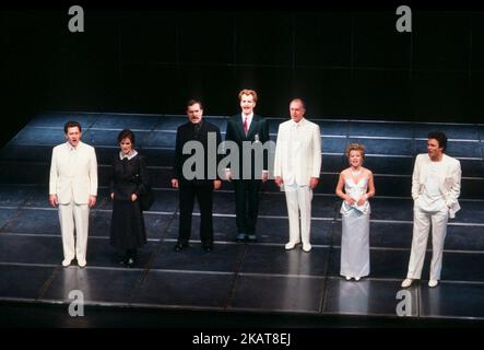 l-r: Tommy Korberg (Anatoly Sergievsky), Siobhan McCarthy (Svetlana Sergievsky), John Turner (Alexander Molokov), Tom Jobe (l'arbitre), Kevin Colson (Walter de Courcey), Elaine Paige (Florence Vassy), Murray Head (Frederick Trumper) dans LES ÉCHECS au Prince Edward Edward Theatre, Bjorn Andersson, Londres W1 14/05/1986 paroles: Bjorn Ulvaeus & Tim Rice livre: Tim Rice set design: Robin Wagner costumes: Theoni V Aldredge éclairage: David Hersey chorégraphe: Molly Molloy réalisateur: Trevor Nunn Banque D'Images