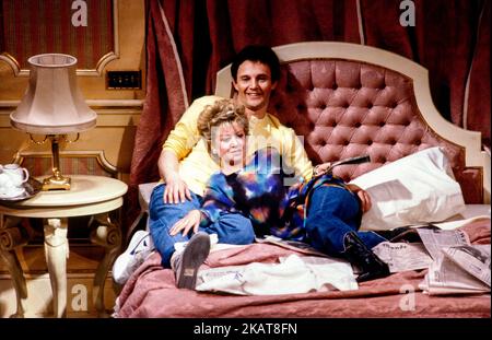 l-r: Elaine Paige (Florence Vassy), Murray Head (Frederick Trumper) en ÉCHECS au Prince Edward Theatre, Londres W1 14/05/1986 musique: Benny Andersson & Bjorn Ulvaeus paroles: Bjorn Ulvaeus & Tim Rice livre: Tim Rice Set design: Robin Wagner costumes: Theoni V Aldredge éclairage: David Hersey chorégraphe: Molly Molloy réalisateur: Trevor Nunn Banque D'Images