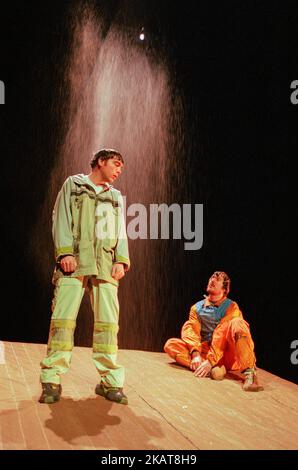 l-r: James Cunningham (Carl), Daniel Cerqueira (Rod) dans NETTOYÉ par Sarah Kane au Royal court Theatre en bas (Duke of Yworks), Londres WC2 06/05/1998 conception: Jeremy Herbert éclairage: Nigel Edwards chorégraphie: Wayne MacGregor réalisateur: James Macdonald Banque D'Images