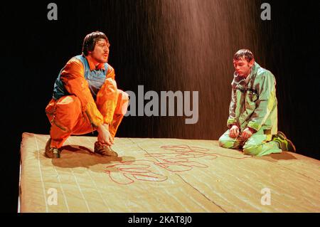 l-r: Daniel Cerqueira (Rod), James Cunningham (Carl) dans NETTOYÉ par Sarah Kane au Royal court Theatre en bas (Duke of Yworks), Londres WC2 06/05/1998 design: Jeremy Herbert éclairage: Nigel Edwards chorégraphie: Wayne MacGregor réalisateur: James Macdonald Banque D'Images