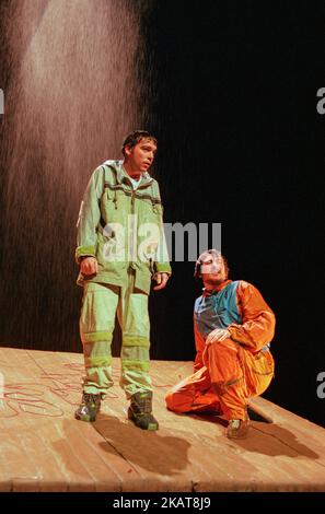 l-r: James Cunningham (Carl), Daniel Cerqueira (Rod) dans NETTOYÉ par Sarah Kane au Royal court Theatre en bas (Duke of Yworks), Londres WC2 06/05/1998 conception: Jeremy Herbert éclairage: Nigel Edwards chorégraphie: Wayne MacGregor réalisateur: James Macdonald Banque D'Images