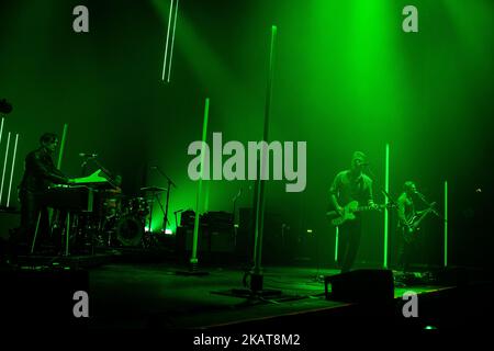 Le groupe de rock américain Queens of the Stone Age se présente à l'Unipol Arena de Bologne, en Italie, sur 4 novembre 2017. (Photo de Roberto Finizio/NurPhoto) Banque D'Images